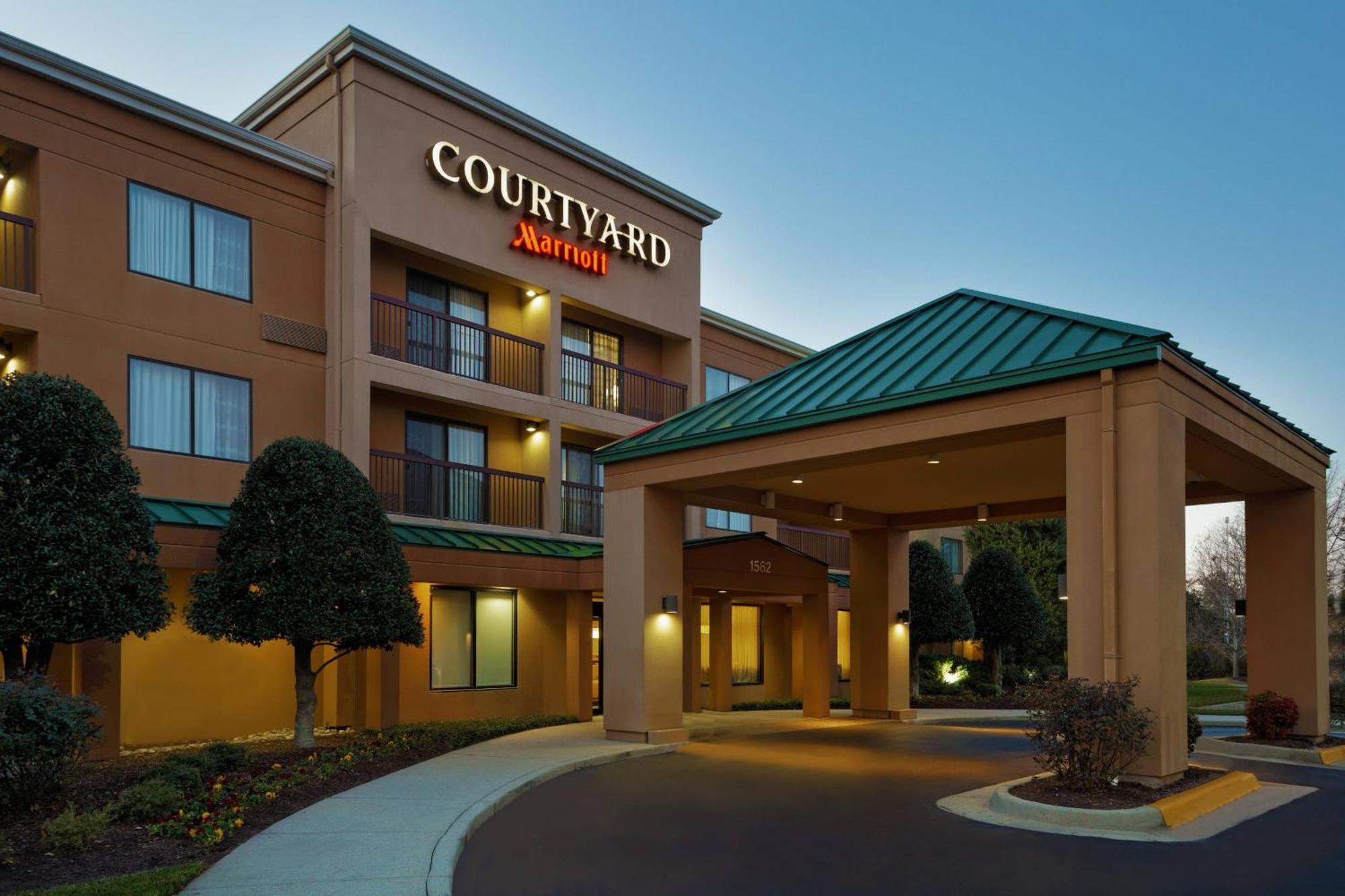 Courtyard Greenbrier 3*