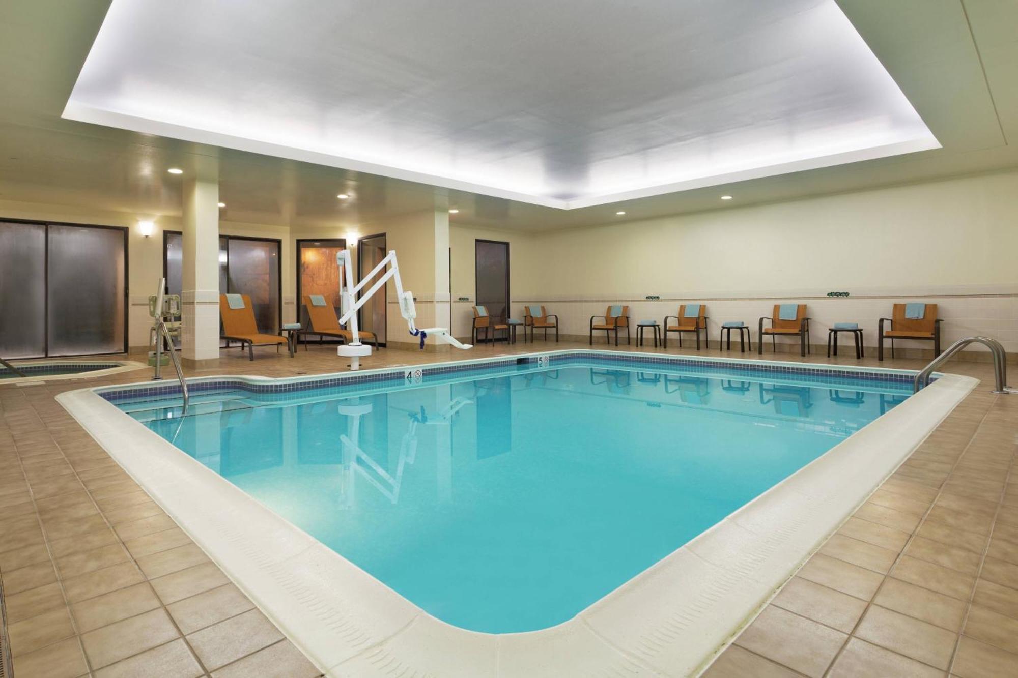 Courtyard Greenbrier 3*