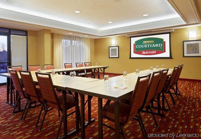 Courtyard Greenbrier Hotel 3*